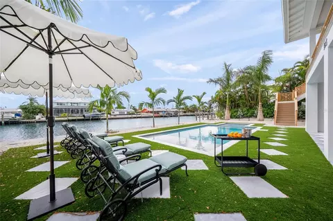 Exterior - 525 68th St, Holmes Beach, FL 34217 photo 6 of 7