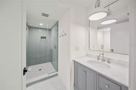 Bath - 525 68th St, Holmes Beach, FL 34217 photo 6 of 7
