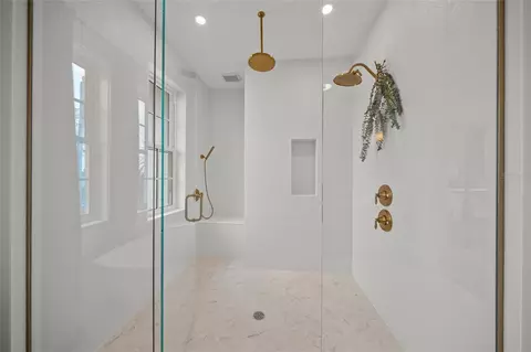 Bath - 525 68th St, Holmes Beach, FL 34217 photo 2 of 7