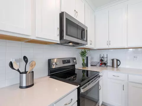 Kitchen - 9975 Last Light Gln, Parrish, FL 34219 photo 5 of 6
