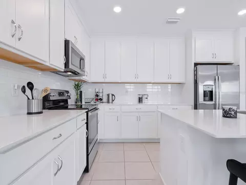 Kitchen - 9975 Last Light Gln, Parrish, FL 34219 photo 4 of 6