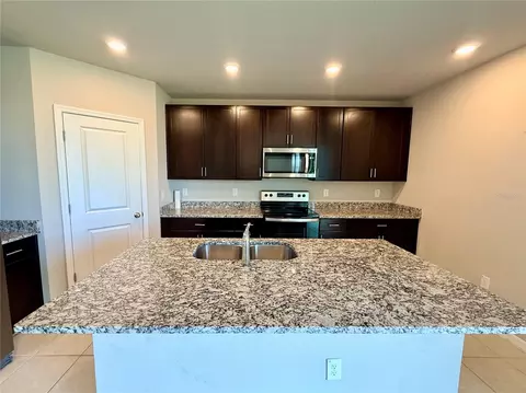 Kitchen - 10062 Daybreak Gln, Parrish, FL 34219 photo 3 of 4