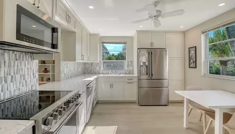 Kitchen - 4350 Chatham Dr UNIT E-208, Longboat Key, FL 34228 photo 1 of 4