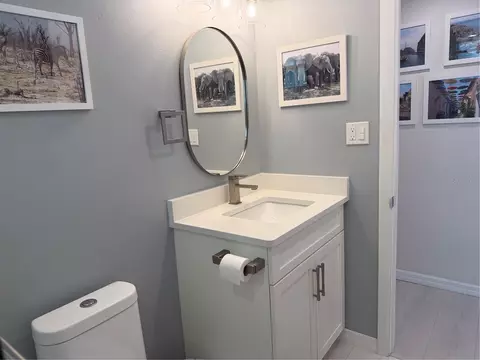 Bath - 4350 Chatham Dr UNIT E-208, Longboat Key, FL 34228 photo 5 of 7