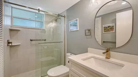 Bath - 4350 Chatham Dr UNIT E-208, Longboat Key, FL 34228 photo 7 of 7