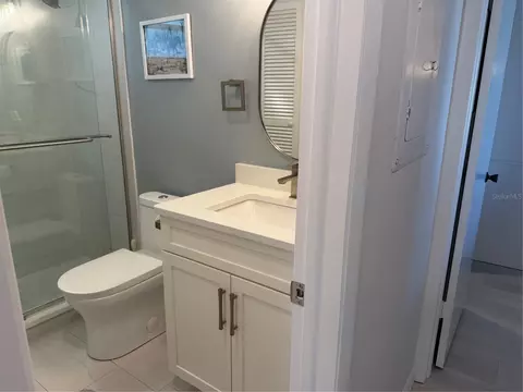 Bath - 4350 Chatham Dr UNIT E-208, Longboat Key, FL 34228 photo 6 of 7