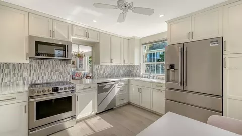 Kitchen - 4350 Chatham Dr UNIT E-208, Longboat Key, FL 34228 photo 3 of 4