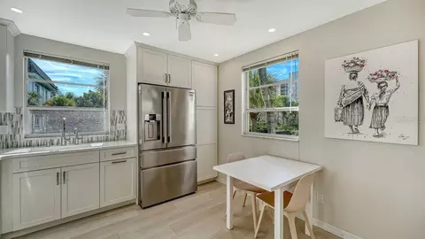 Kitchen - 4350 Chatham Dr UNIT E-208, Longboat Key, FL 34228 photo 2 of 4