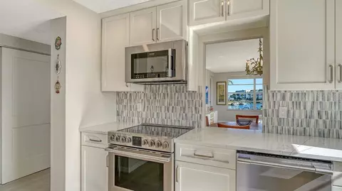 Kitchen - 4350 Chatham Dr UNIT E-208, Longboat Key, FL 34228 photo 4 of 4