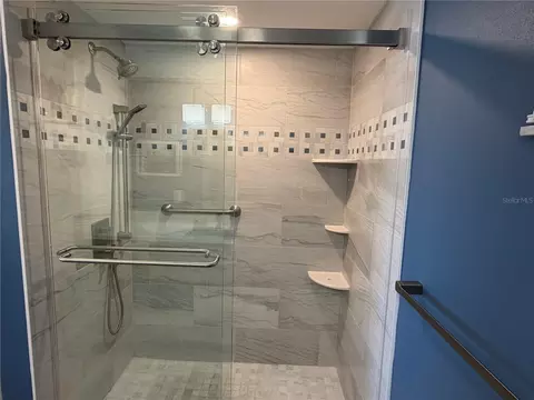 Bath - 4350 Chatham Dr UNIT E-208, Longboat Key, FL 34228 photo 3 of 7