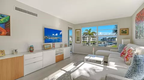 Living - 4350 Chatham Dr UNIT E-208, Longboat Key, FL 34228 photo 3 of 5