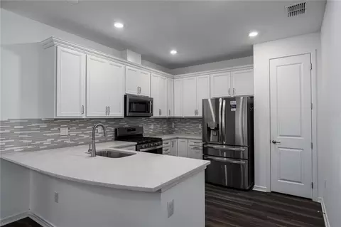 Kitchen - 10641 Spring Tide Way, Parrish, FL 34219 photo 2 of 3
