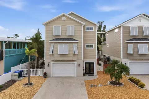 5390 Gulf Dr, Holmes Beach, FL 34217