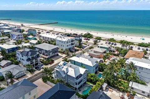 108 7th St S, Bradenton Beach, FL 34217