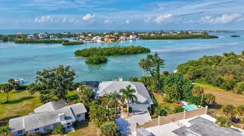 815 Bayshore Rd, Nokomis, FL 34275
