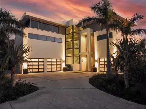 104 Sunset Ln, Holmes Beach, FL 34217
