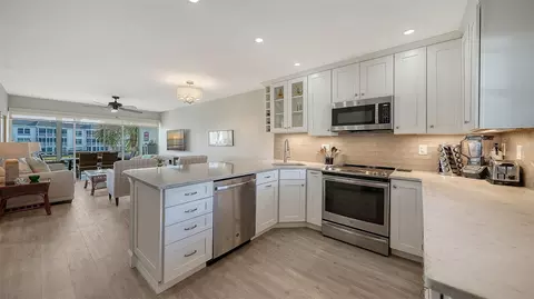 4370 Chatham Dr #204, Longboat Key, FL 34228