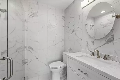 Bath - 462 63rd St, Holmes Beach, FL 34217 photo 2 of 2