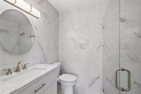 Bath - 462 63rd St, Holmes Beach, FL 34217 photo 1 of 2