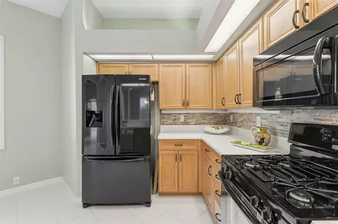 Kitchen - 8706 53rd Ter E, Bradenton, FL 34211 photo 3 of 4