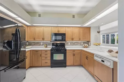 Kitchen - 8706 53rd Ter E, Bradenton, FL 34211 photo 2 of 4