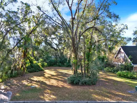 1113 N Riverhills Dr, Temple Terrace, FL 33617