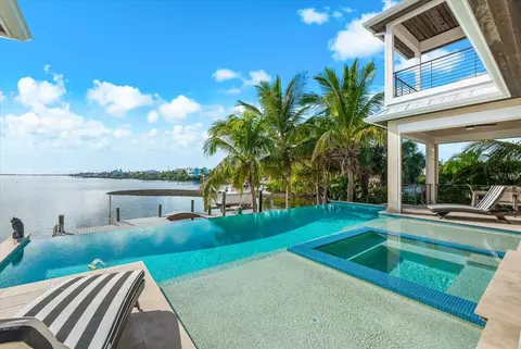 Exterior - 511 Bayview Dr, Holmes Beach, FL 34217 photo 8 of 14