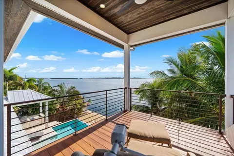 Exterior - 511 Bayview Dr, Holmes Beach, FL 34217 photo 6 of 14