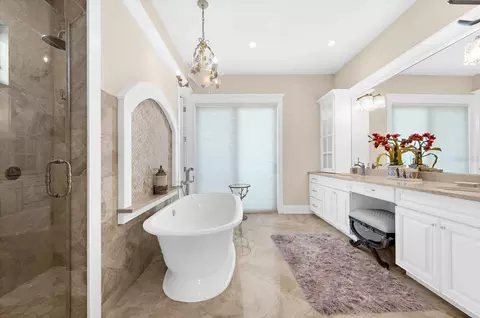 Bath - 511 Bayview Dr, Holmes Beach, FL 34217 photo 3 of 7