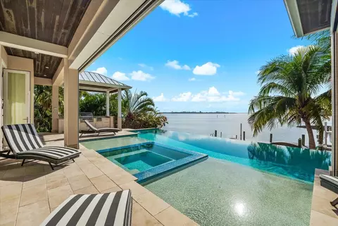 Exterior - 511 Bayview Dr, Holmes Beach, FL 34217 photo 11 of 14