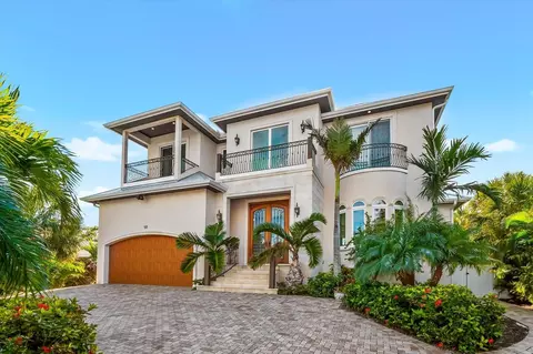 Exterior - 511 Bayview Dr, Holmes Beach, FL 34217 photo 3 of 14