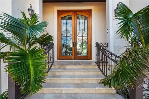 Entry Way - 511 Bayview Dr, Holmes Beach, FL 34217 photo 1 of 6