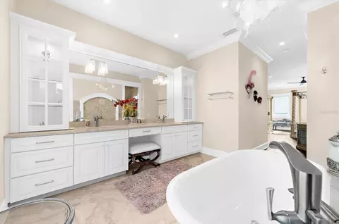 Bath - 511 Bayview Dr, Holmes Beach, FL 34217 photo 4 of 7
