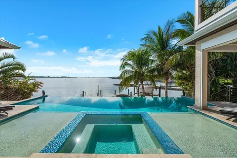 Exterior - 511 Bayview Dr, Holmes Beach, FL 34217 photo 2 of 14