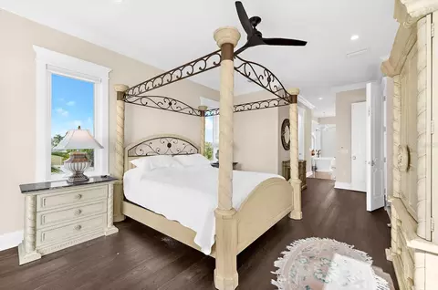 Bedroom - 511 Bayview Dr, Holmes Beach, FL 34217 photo 6 of 9