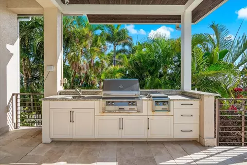 Kitchen - 511 Bayview Dr, Holmes Beach, FL 34217 photo 13 of 13