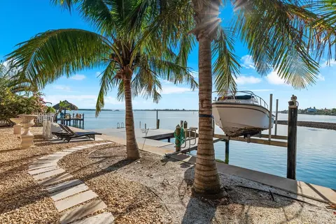 Exterior - 511 Bayview Dr, Holmes Beach, FL 34217 photo 14 of 14