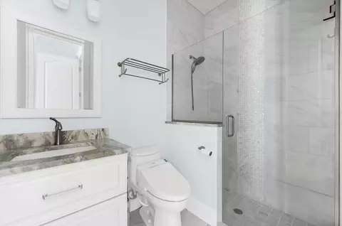 Bath - 511 Bayview Dr, Holmes Beach, FL 34217 photo 2 of 7