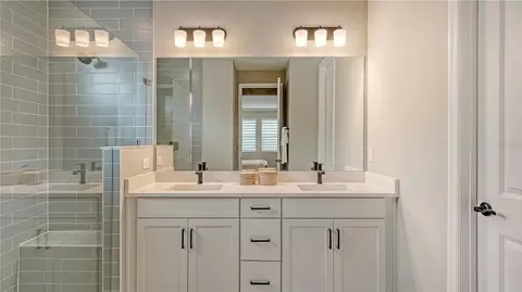 Bath - 17543 Savory Mist Cir, Bradenton, FL 34211 photo 2 of 5