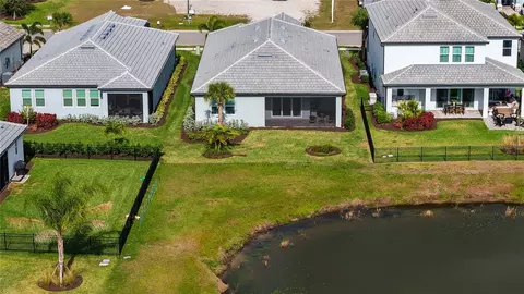 Exterior - 17543 Savory Mist Cir, Bradenton, FL 34211 photo 9 of 14