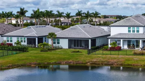 Exterior - 17543 Savory Mist Cir, Bradenton, FL 34211 photo 8 of 14