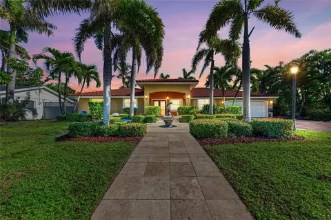 608 Hampshire Ln, Holmes Beach, FL 34217