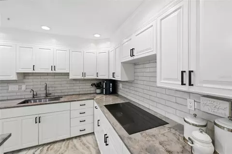 Kitchen - 1307 Riverview Cir, Bradenton, FL 34209 photo 4 of 6