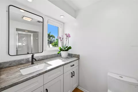 Bath - 1307 Riverview Cir, Bradenton, FL 34209 photo 9 of 10