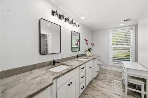 Bath - 1307 Riverview Cir, Bradenton, FL 34209 photo 4 of 10