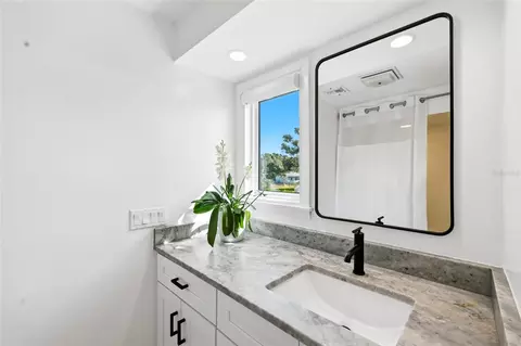 Bath - 1307 Riverview Cir, Bradenton, FL 34209 photo 7 of 10