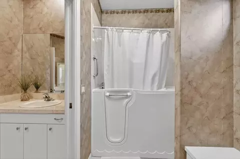 Bath - 17312 Howling Wolf Run, Parrish, FL 34219 photo 5 of 5