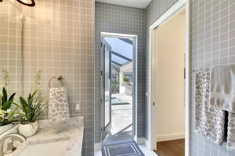 Bath - 15915 42nd Gln E, Parrish, FL 34219 photo 2 of 5