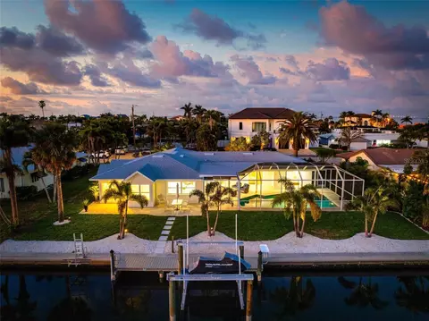 616 Foxworth Ln, Holmes Beach, FL 34217