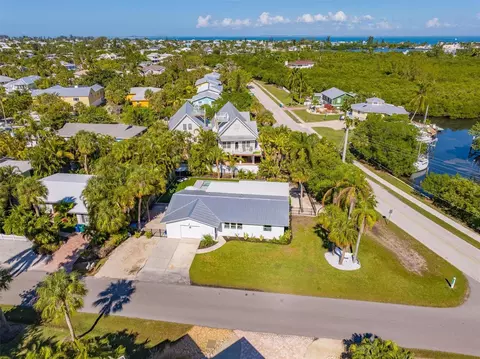 View/Area - 414 79th St, Holmes Beach, FL 34217 photo 2 of 3